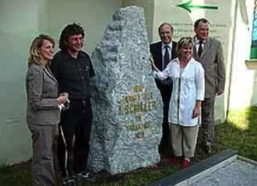 Der Schiller-Stein wird präsentiert, erarbeitet von Stonage Liebig, Flüelen Uri