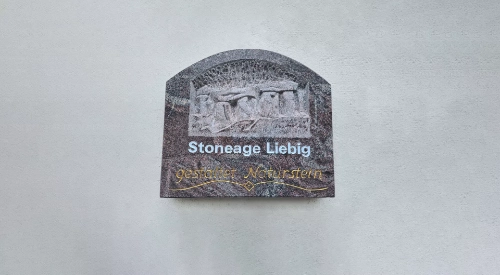 Stein-Schild von der Firma Stonage Liebig