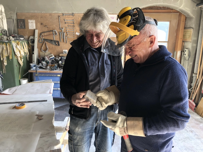 Thomas Liebig und Ueli Maurer bei der Bearbeitung der Steine für den Weg der Schweiz